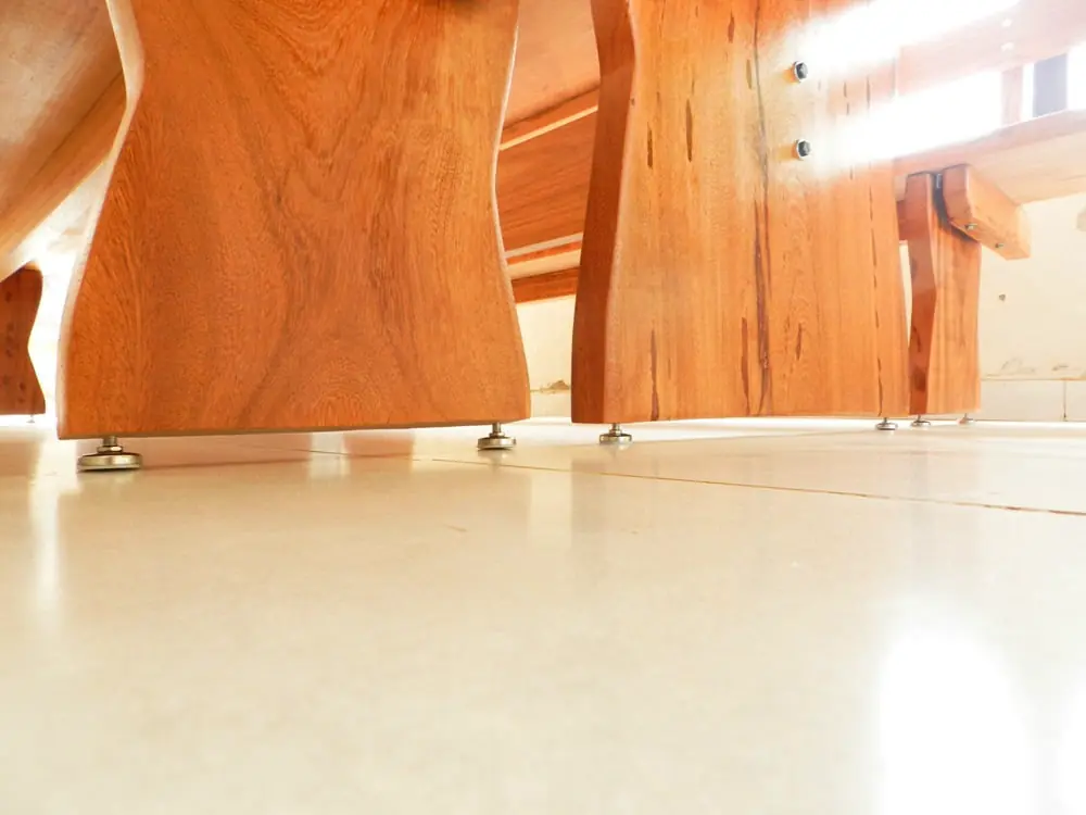 Mesa rústica de Angelim 2,80 m com 4 bancos com encosto, foto 3