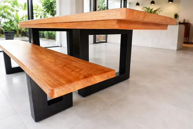 Mesa rústica de Cedro Mara 2,20 m com 1 banco